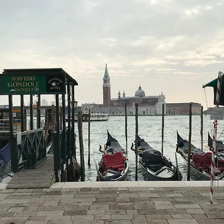 Moonlight Attic 아파트